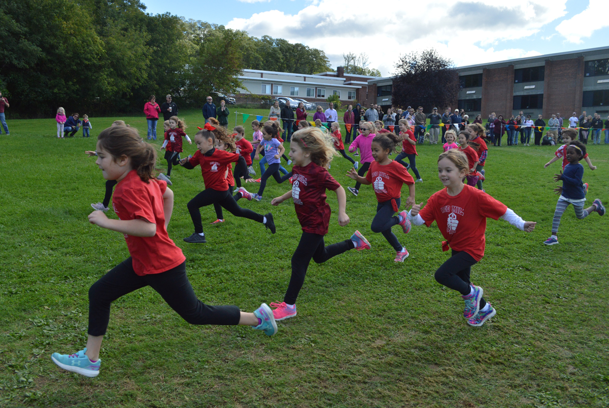 Students running in the Red Mill Great Apple Race