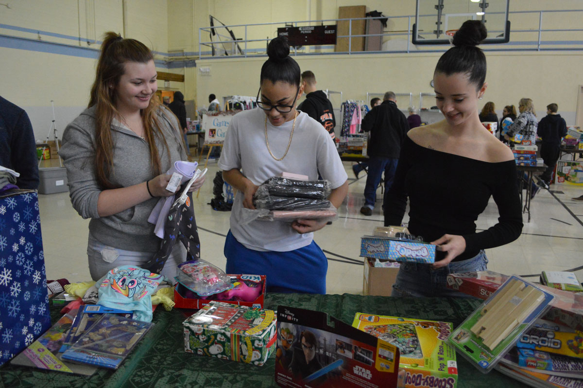 Students volunteering at CoNSERNS-U Christmas Store