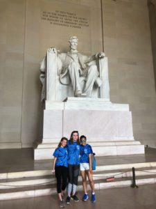 Students at Lincoln Memorial 