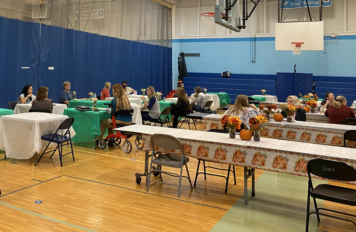 Students and staff eat at the Goff Thanksgiving Feast