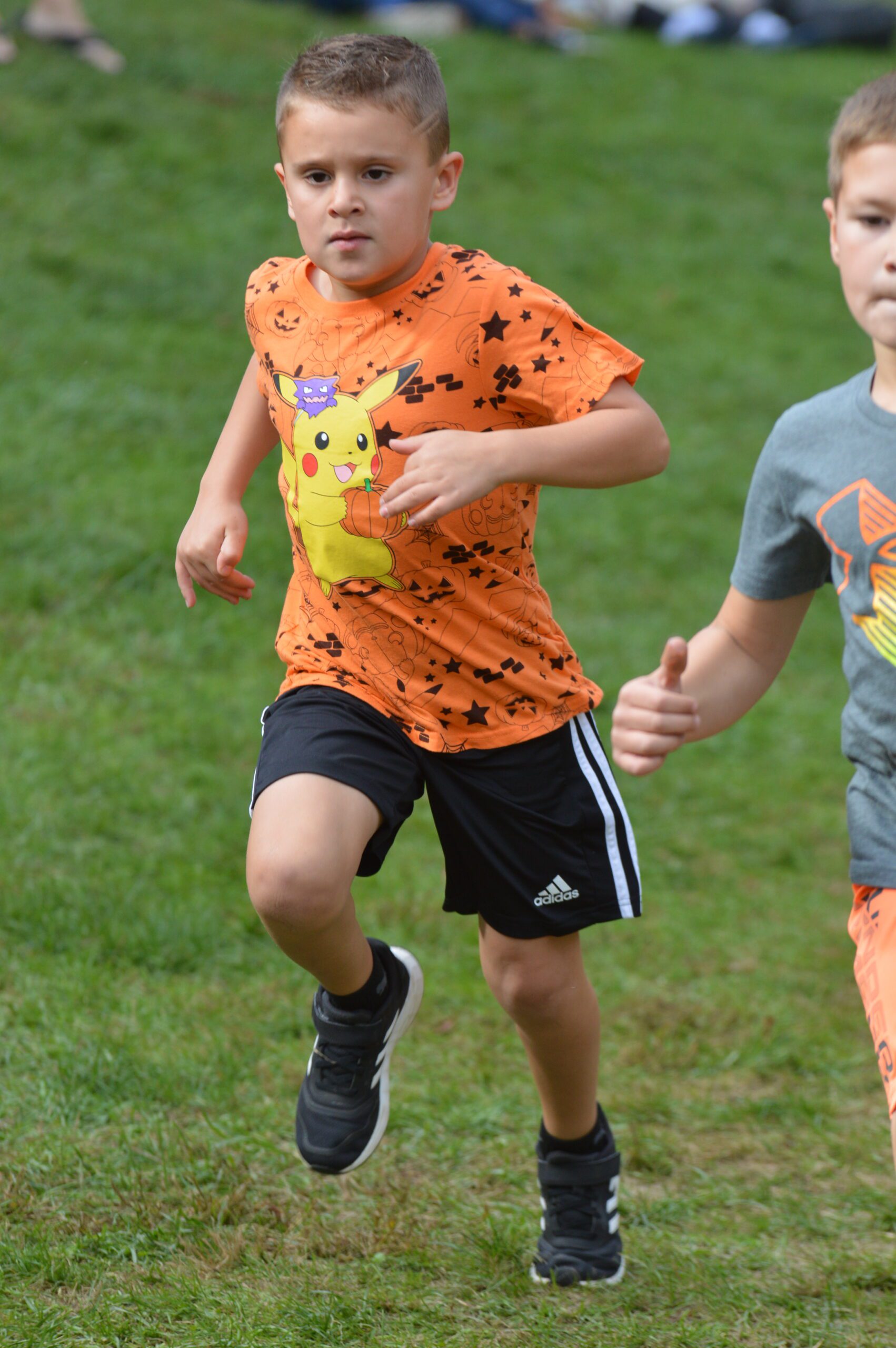 Students running in the 2023 Bell Top Pumpkin Run