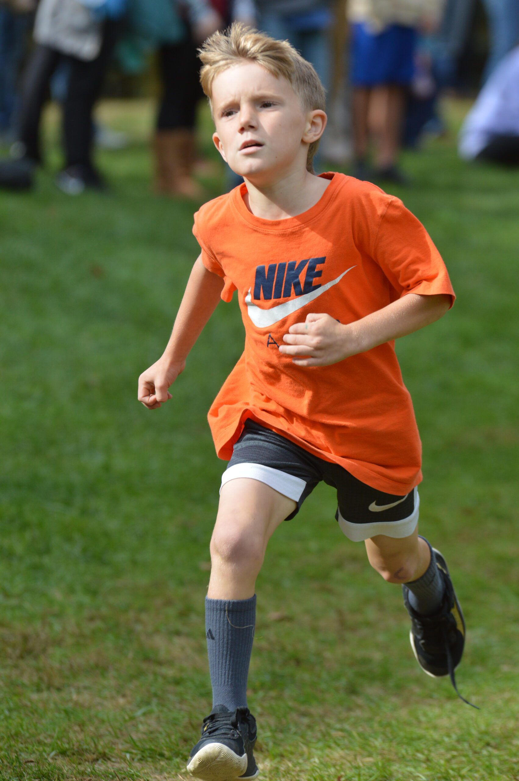 A student running in the 2023 Bell Top Pumpkin Run