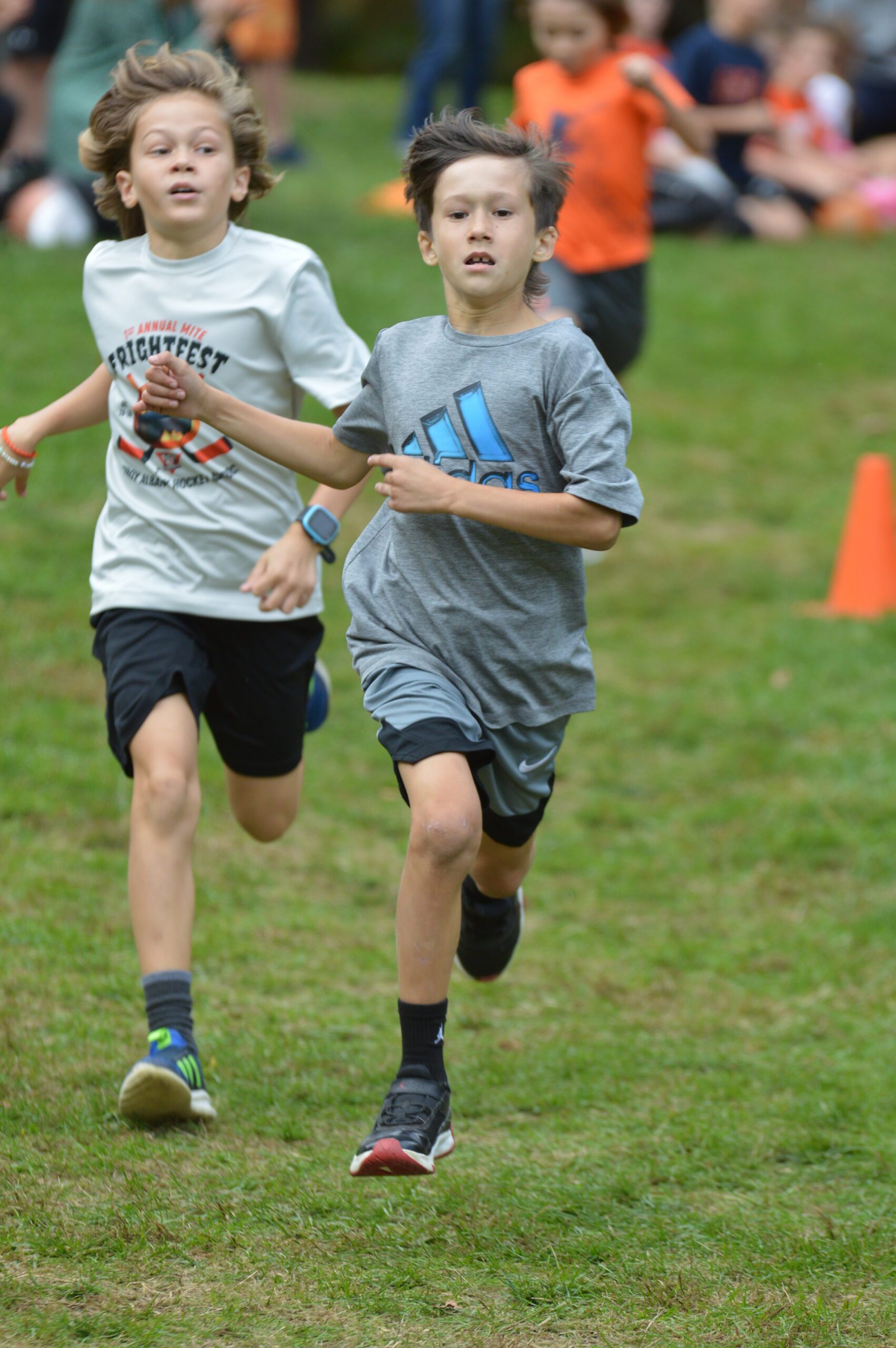 Students running in the 2023 Bell Top Pumpkin Run
