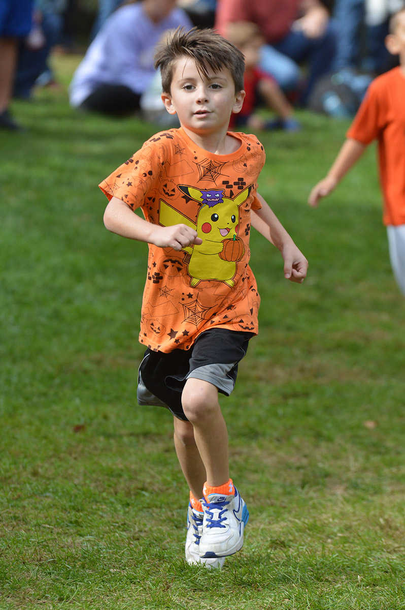 A student running in the 2023 Bell Top Pumpkin Run