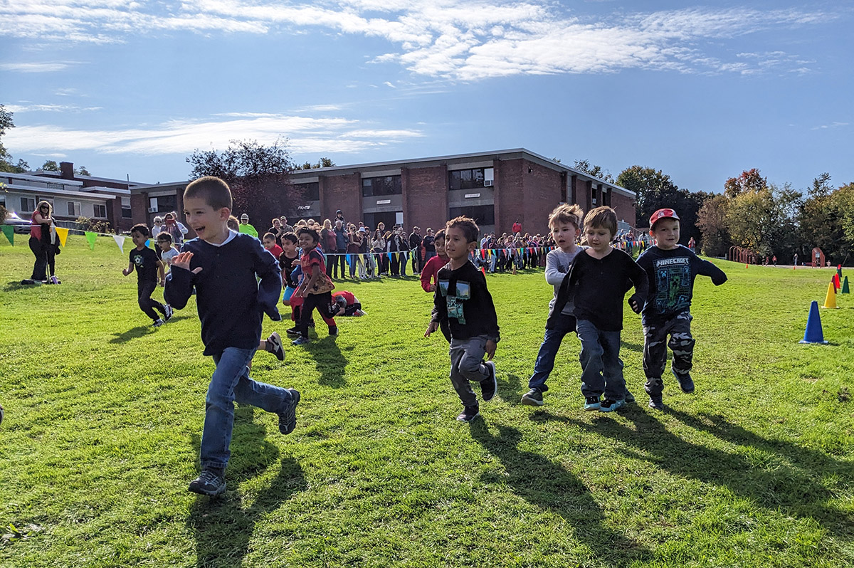 Students running in the Red Mill Great Apple Race